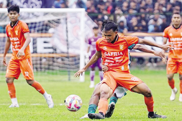 BEREBUT BOLA: Pemain PSIR berebut bola dengan Persikaba Blora saat laga di Stadion Krida Rembang baru-baru ini.