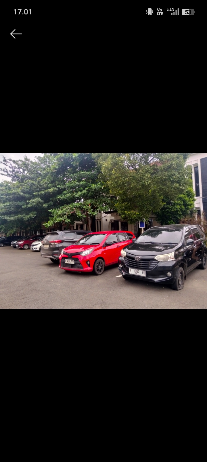 PARKIR: Kendaraan berjejer di Satreskrim Polresta Pati pada Rabu (28/1).&nbsp;