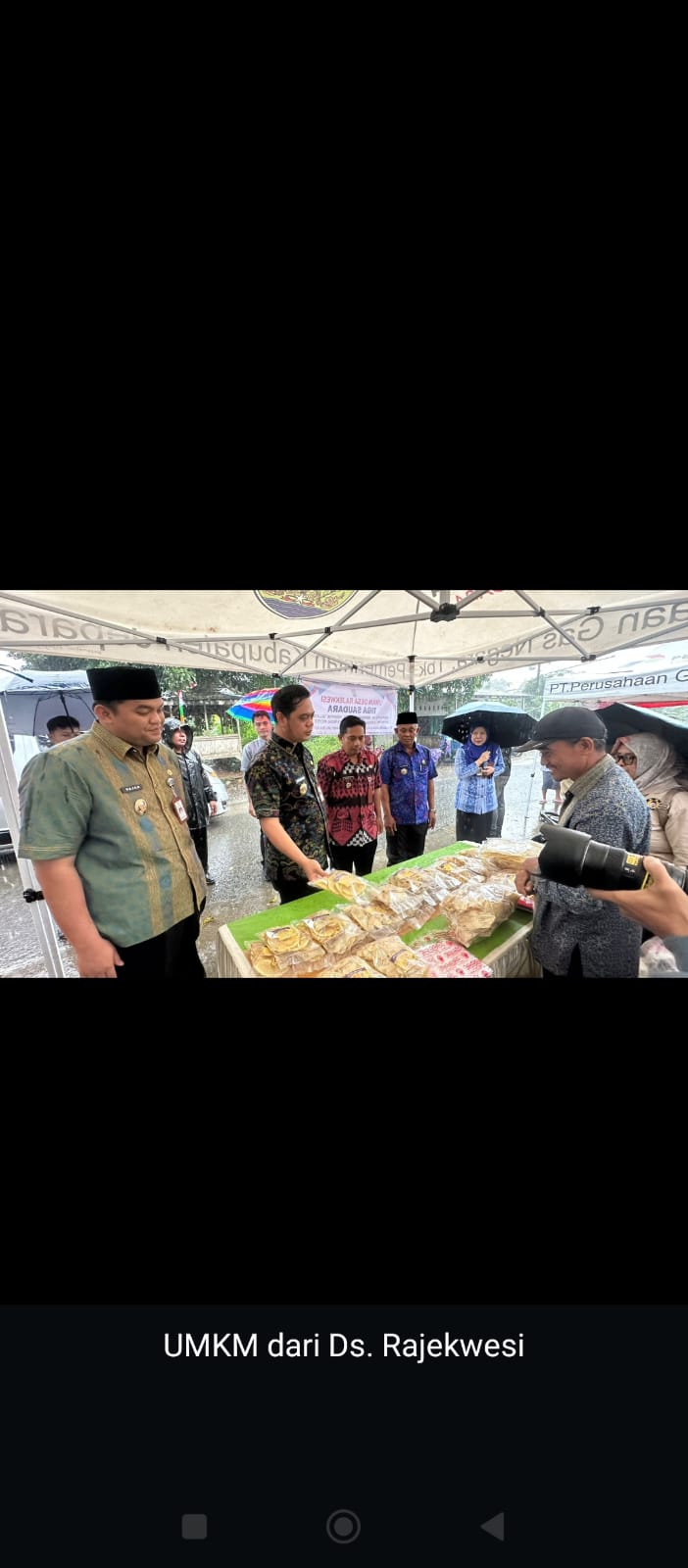 TURUN LANGSUNG: Bupati Jepara Witiarso Utomo dan Wakil Bupati Gus Hajar didampingi Camat Mayong Muh Taufik melihat produk UMKM.