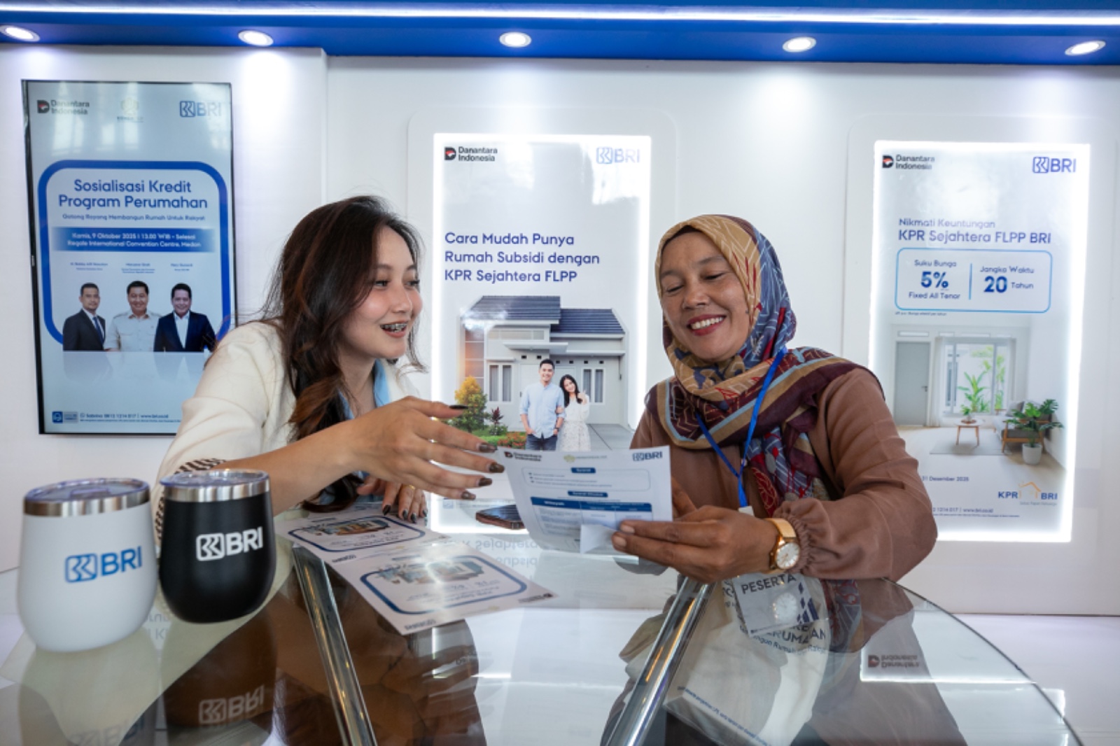 Ilustrasi Customer service BRI sedang menjelaskan program KPR Subsidi
