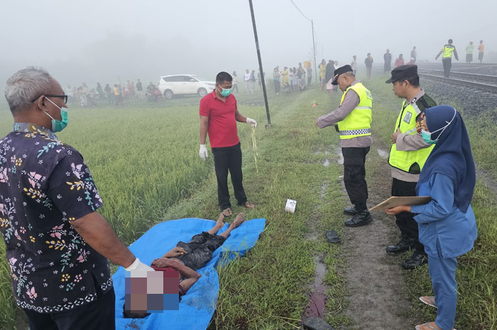 SIGAP: Personil Polsek Randublatung saat mengevakuasi jasad korban yang tertabrak kereta api Jakarta-Banyuwangi Km 60+9 turut dukuh Sisir RT.01/4 Desa Bekutuk Kecamatan Randublatung.