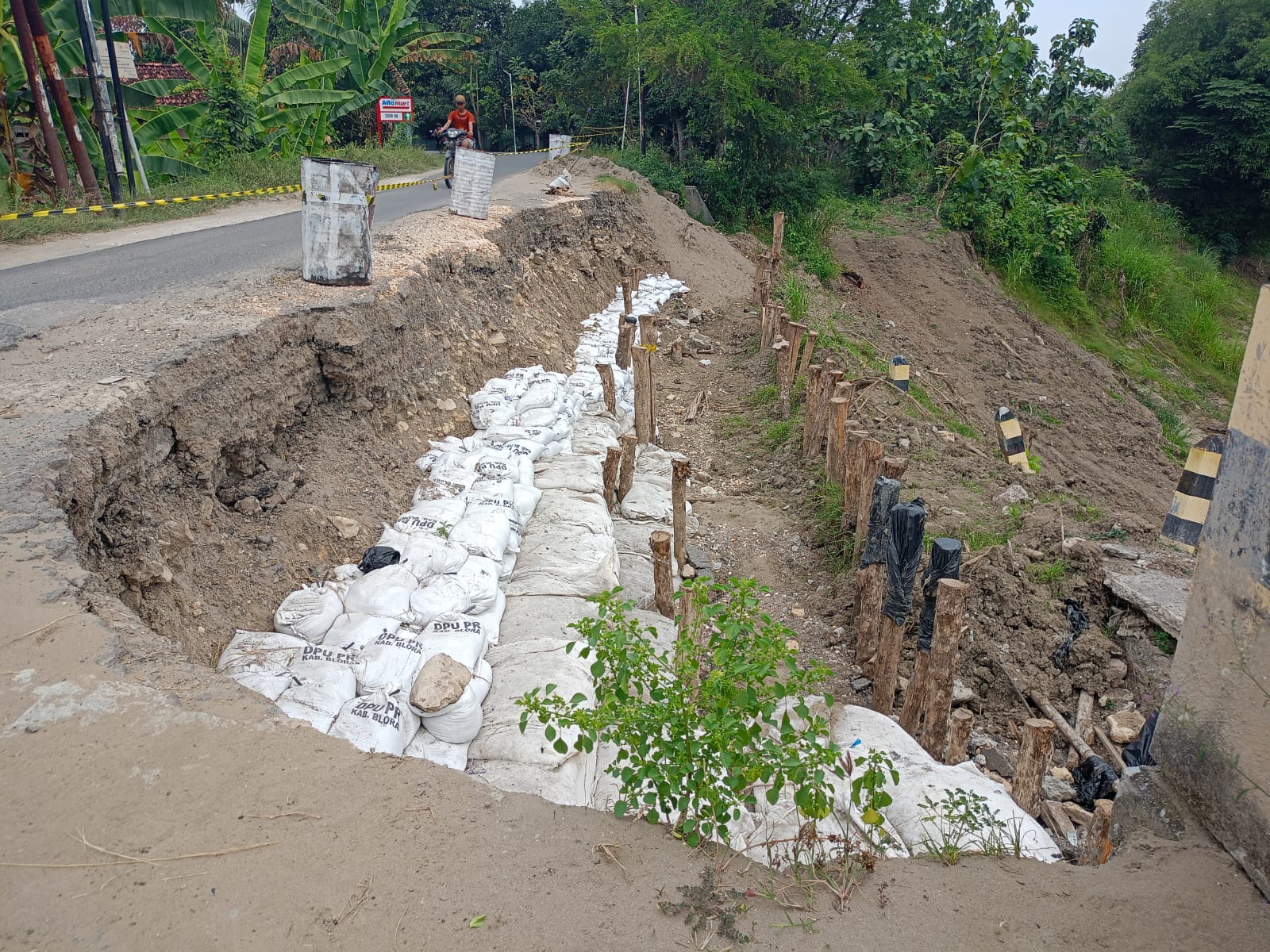 PARAH: Jembatan penghubung antar kecamatan di Desa Sumber Kecamatan Kradenan hingga kini belum ada penanganan.