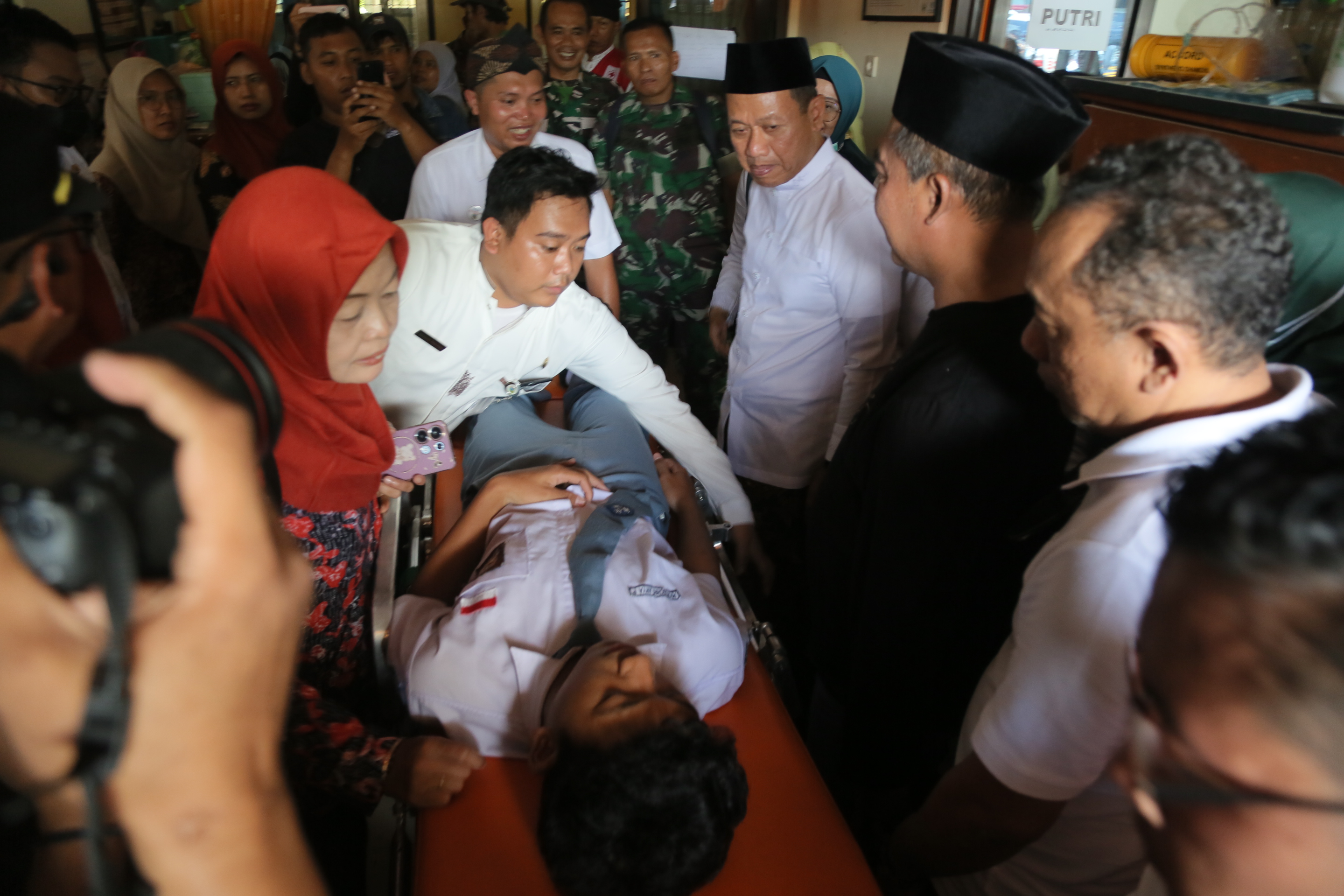 GERAK CEPAT: Bupati Kudus Sam&rsquo;ani Intakorsi menijau siswa SMA 2 yang diduga mengalami keracunan MBG.