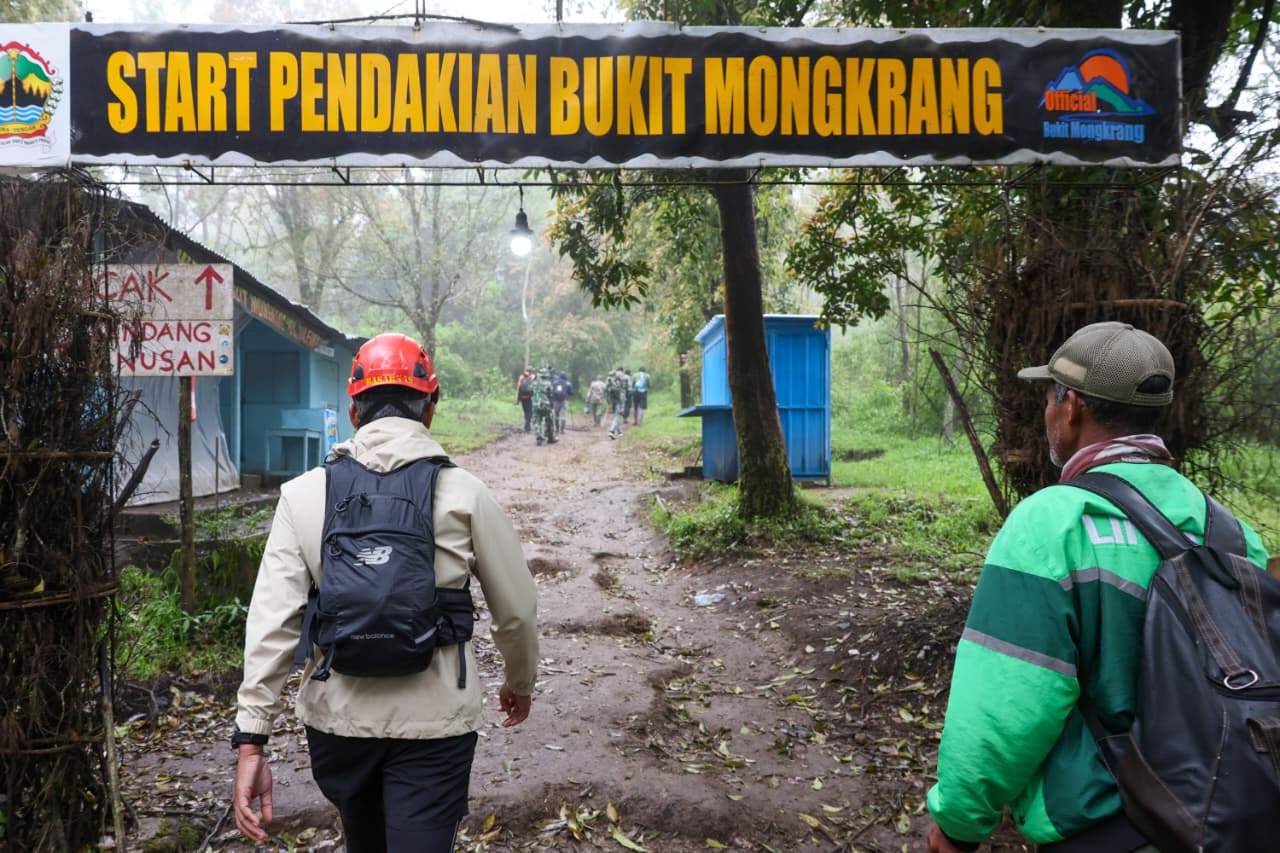 Selama bulan Ramadan, Pemerintah Provinsi Jawa Tengah berencana menghentikan sementara kegiatan pendakian di Bukit Mongkrang yang berada di lereng Gunung Lawu, Kabupaten Karanganyar.