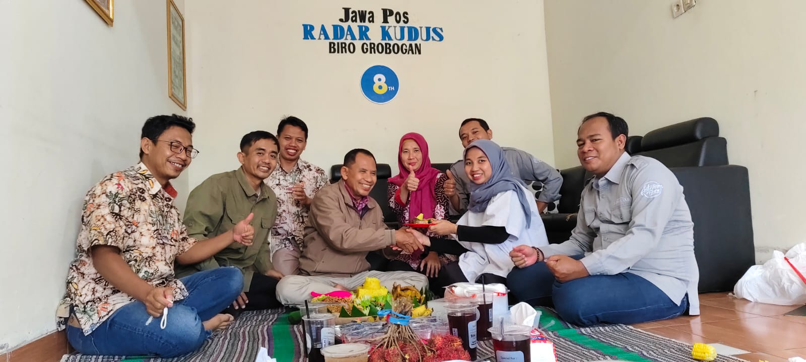 SEDERHANA: Doa dan potong tumpeng dilakukan di HUT ke-8 Radar Kudus Biro Grobogan, Rabu (28/1).