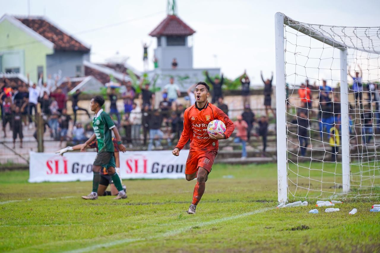 SELEBRASI: Pemain depan PSIR Rembang M Ubaid menggendong bola setelah sukses menjebol gawang PSIK Klaten di Stadion Krida Rembang kemarin.