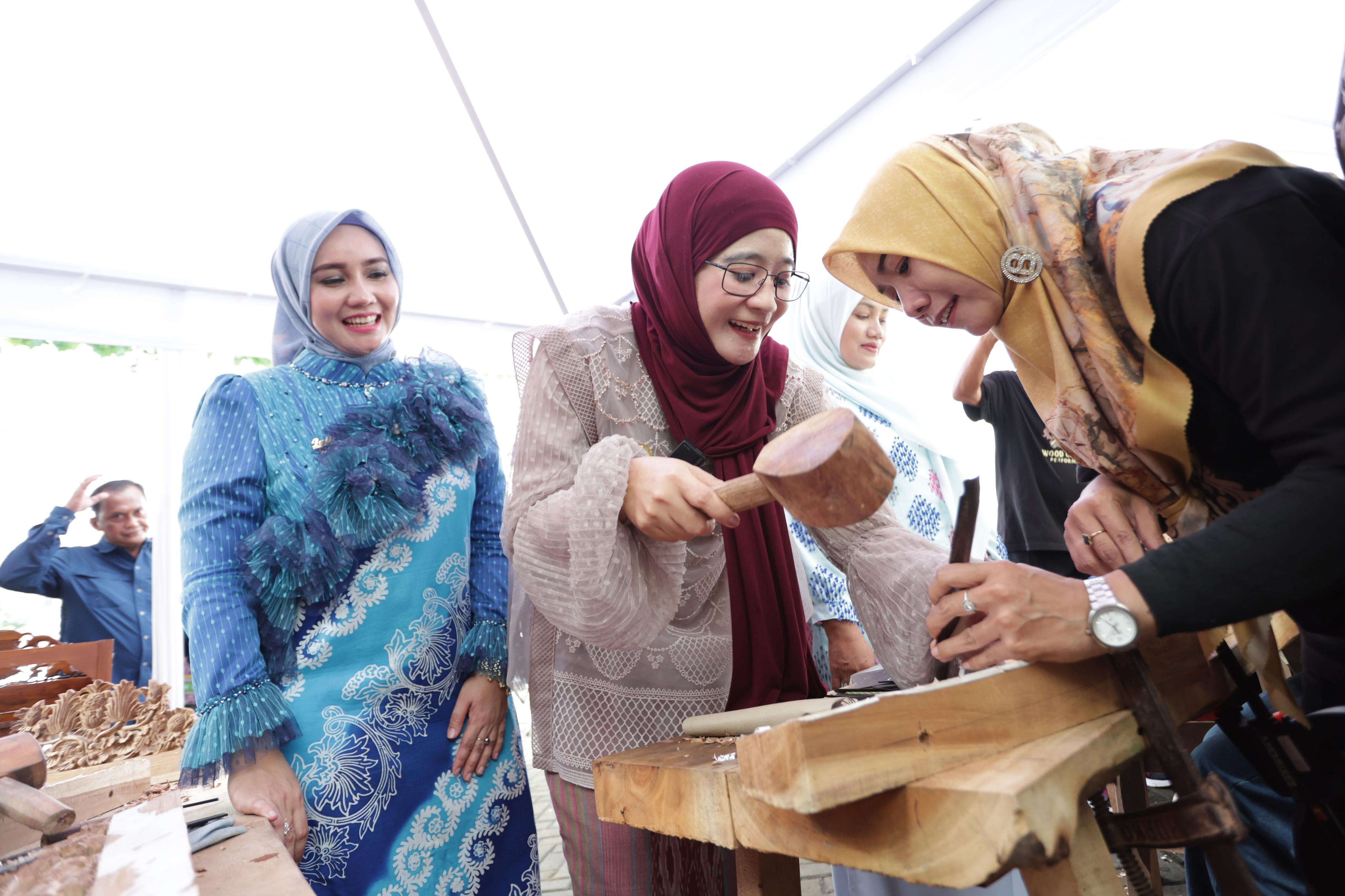 Ketua Dewan Kerajinan Nasional Daerah (Dekranasda) Provinsi Jawa Tengah, Hj Nawal Arafah Yasin,M.S.I (berkerudung merah) sedang mengukir kayu.