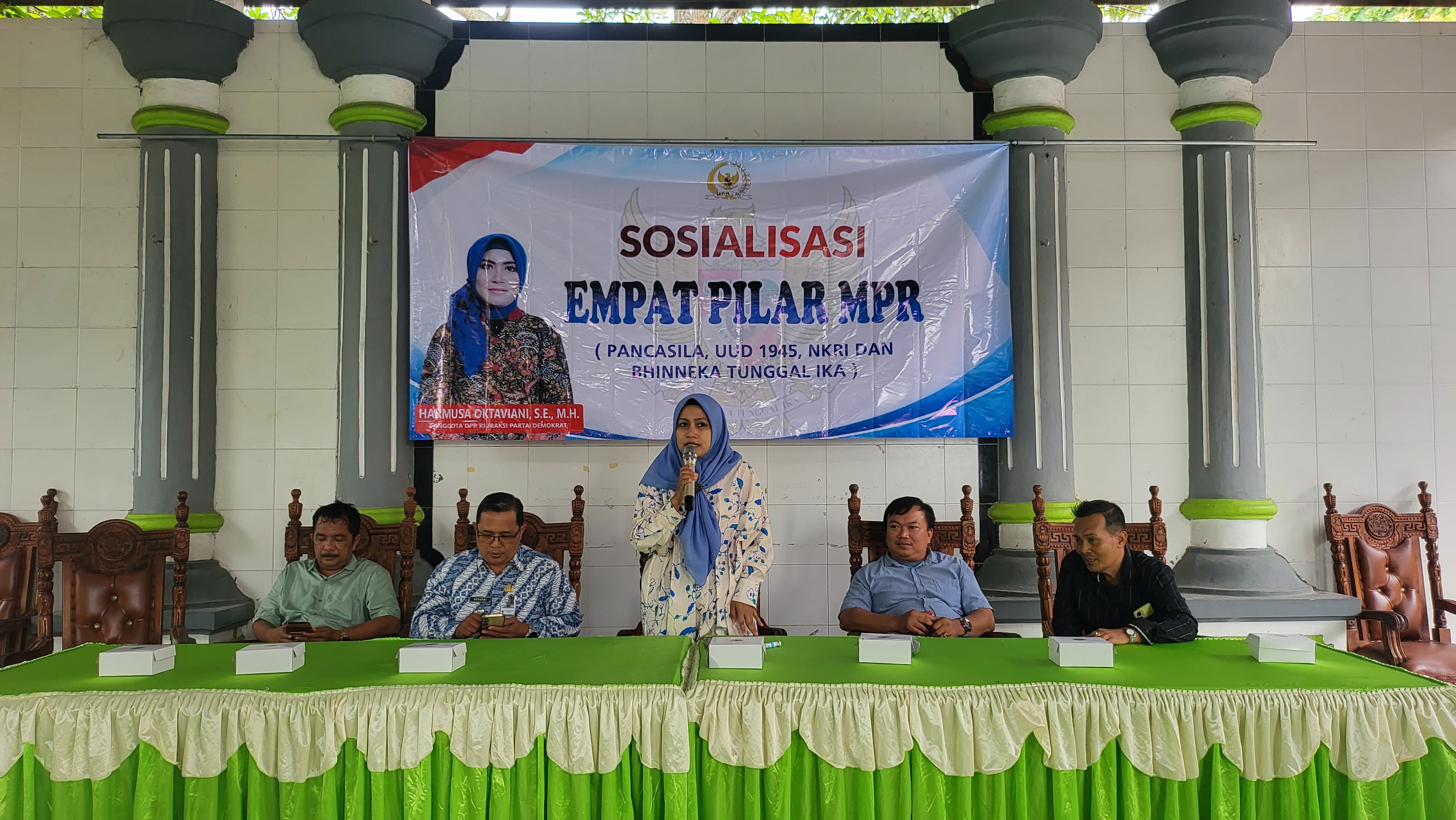 DIALOG: Anggota MPR RI Harmusa Oktaviani saat menggelar Sosialisasi 4 Pilar Kebangsaan di Balai Pertemuan Desa Pancur, Kecamatan Pancur, Selasa (16/12).