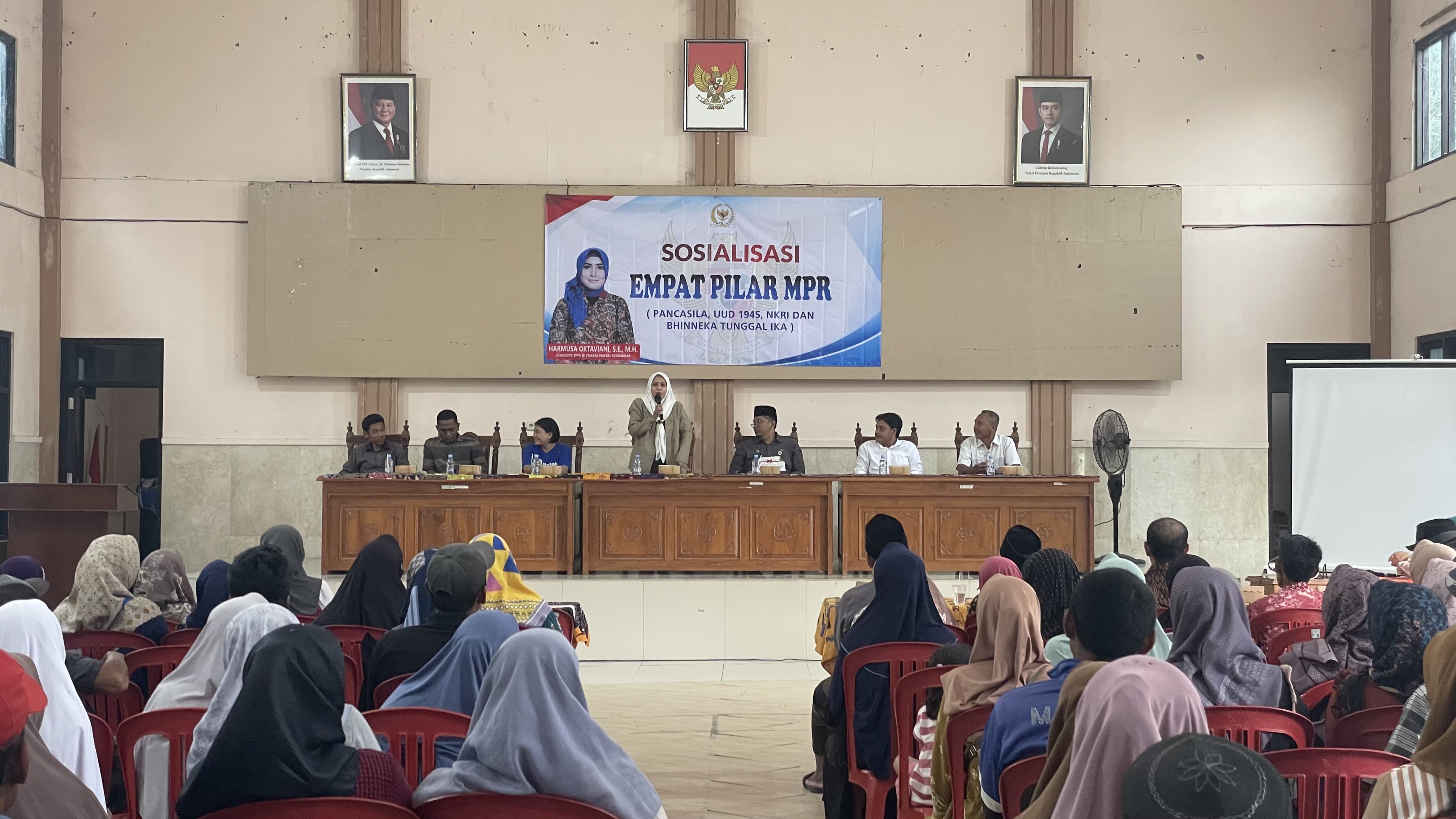 SERAP ASPIRASI: Anggota MPR RI Harmusa Oktaviani menyelenggarakan sosialisasi 4 Pilar Kebangsaan di Balai Pertemuan Masyarakat Kecamatan Sulang, Senin (15/12).
