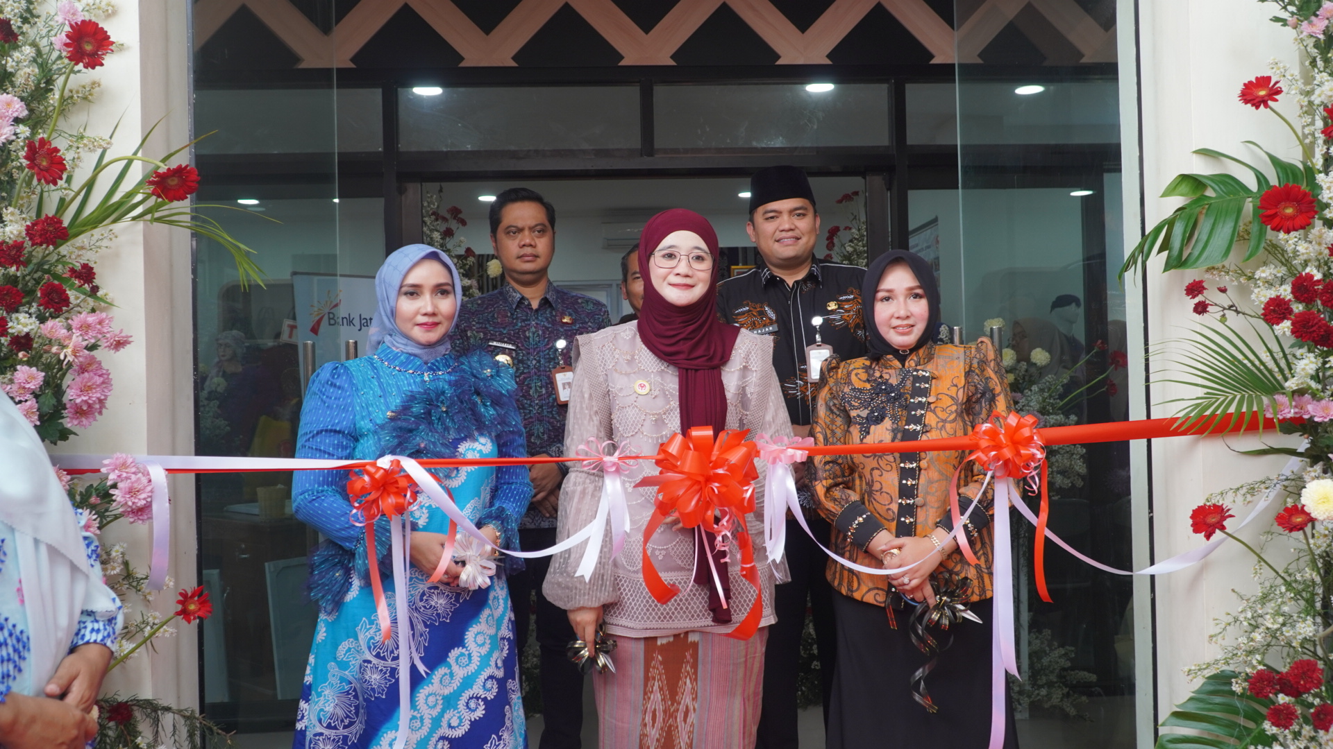 DIBUKA: Peresmian Gerai Dekranasda Jepara oleh Ning Nawal Taj Yasin .