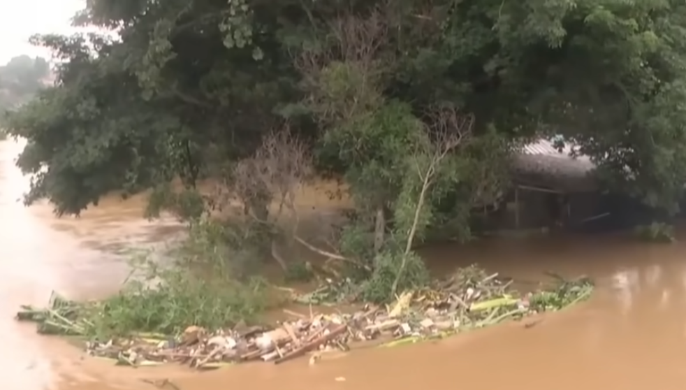 Penampakan bajir Jakarta akibat kali Ciliwung yang meluap