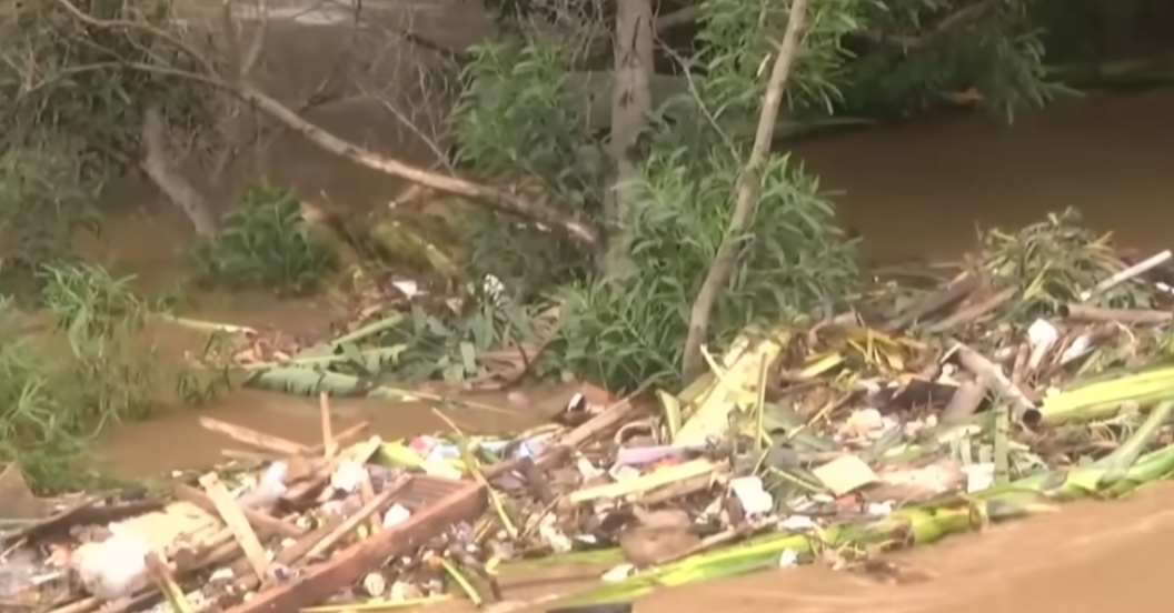 Penampakan bajir Jakarta akibat kali Ciliwung yang meluap