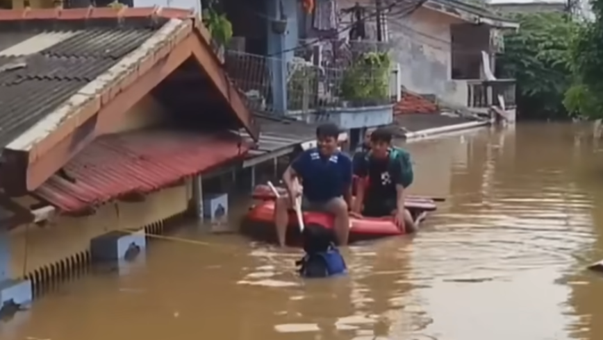 Penampakan bajir Jakarta akibat kali Ciliwung yang meluap