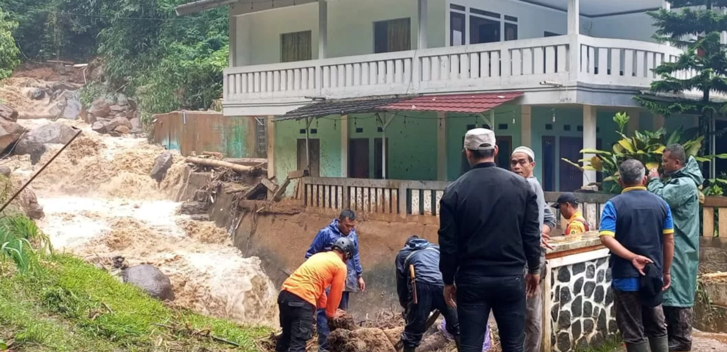 Jembatan Cimegamendung, penghubung Desa Batulayang dan Desa Tugu Utara, Kecamatan Cisarua terputus akibat tergerus luapan Kali Cikamasan. (Foto BPBD for Radar Bogor)