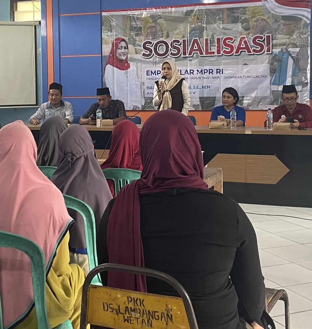 SOSIALISASI: Anggota MPR RI, Harmusa Oktaviani, menggelar sosialisasi Empat Pilar di Balai Pertemuan Desa Lambangan Wetan, Kecamatan Bulu, Senin (15/12).