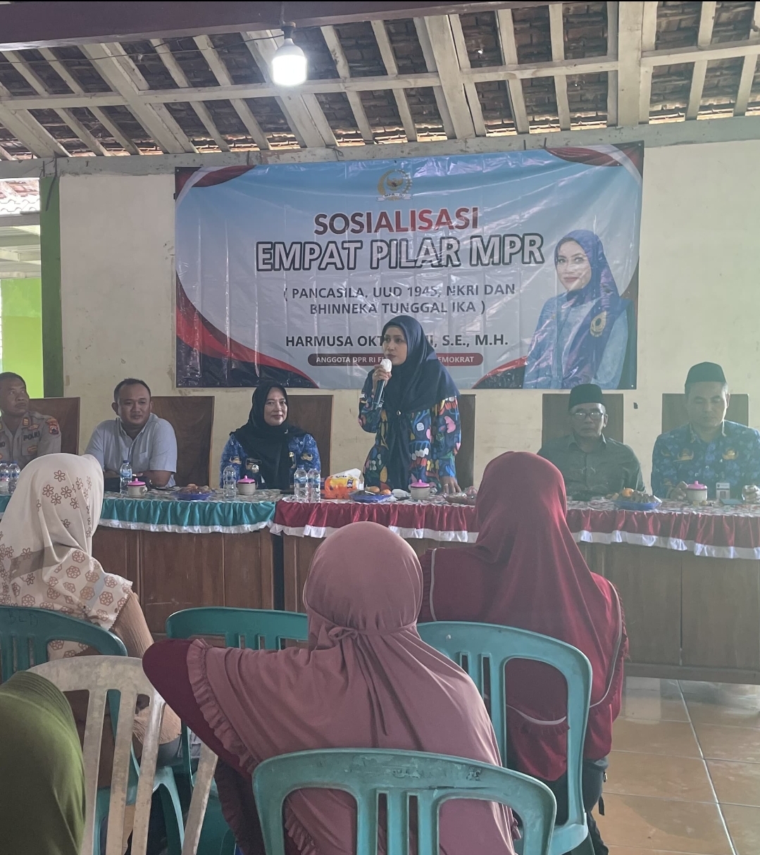PAPARAN: Anggota MPR RI, Harmusa Oktaviani, menggelar Sosialisasi 4 Pilar Kebangsaan di Balai Pertemuan Desa Logede, Kecamatan Sumber, Kabupaten Rembang, Senin (15/12).