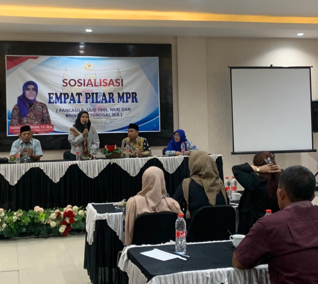 DIALOG: Anggota MPR RI Harmusa Oktaviani menggelar Dialog Sosialisasi 4 Pilar Kebangsaan di Ruang Pertemuan Hotel Grandmaster Grobogan, Selasa (16/12).