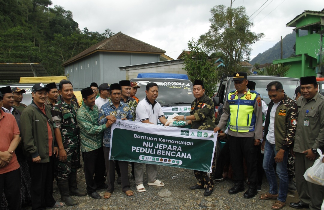 PEDULI: Jajaran Pengurus PCNU Jepara beserta perwakilan dari Badan Otonom (Banom) NU, menyalurkan bantuan kemanusiaan ke Desa Tempur pada Kamis (29/1).