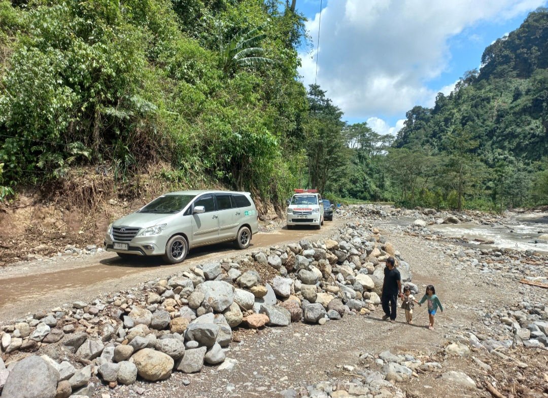 PULIH: Jalan di daerah Kaliombo yang menuju ke Desa Tempur dapat dilalui mobil. Sejumlah warga melintasi jalan tersebut pada Kamis (29/1).