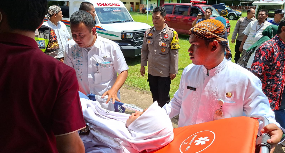 DARURAT: Sejumlah siswa SMAN 2 Kudus yang diduga keracunan MBG digotong dan dirujuk ke Rumah Sakit terdekat untuk mendapat perawatan, Kamis (29/1). (ANDIKA TRISNA SAPUTRA/RADAR KUDUS)