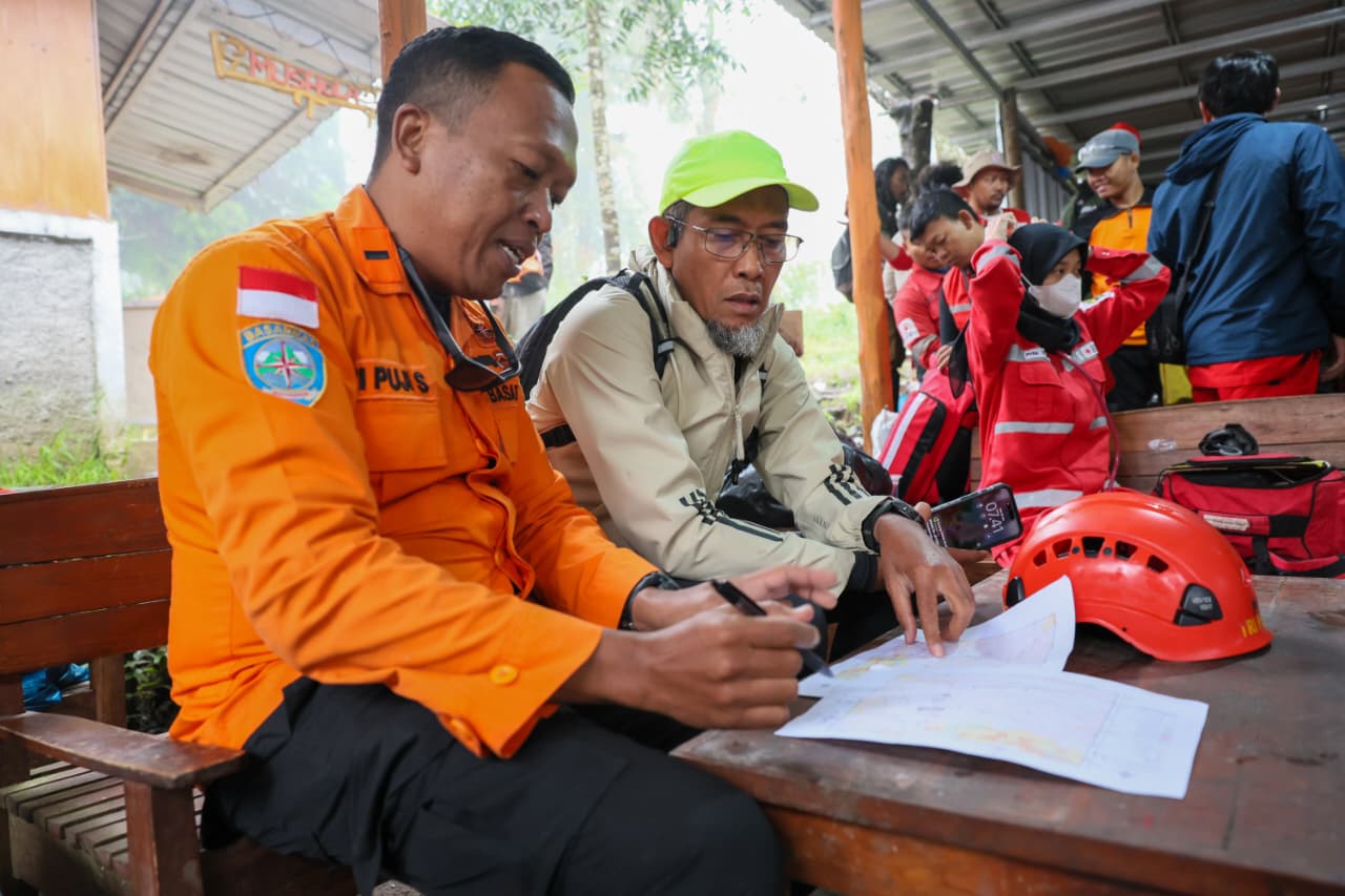 Selama dua hari berturut-turut, sejak Selasa 27 Januari, Sumarno berada di lapangan untuk mendampingi tim SAR serta keluarga korban dalam upaya pencarian.