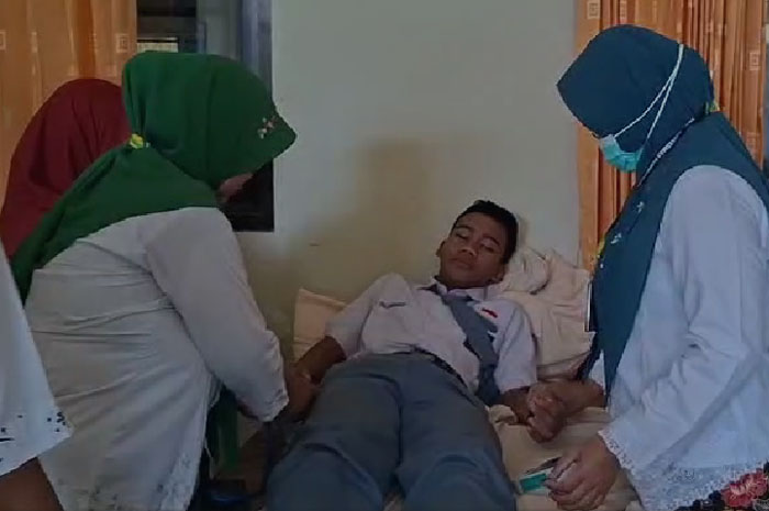 DARURAT: Sejumlah siswa SMAN 2 Kudus yang diduga keracunan MBG&nbsp; mendapat perawatan, Kamis (29/1).