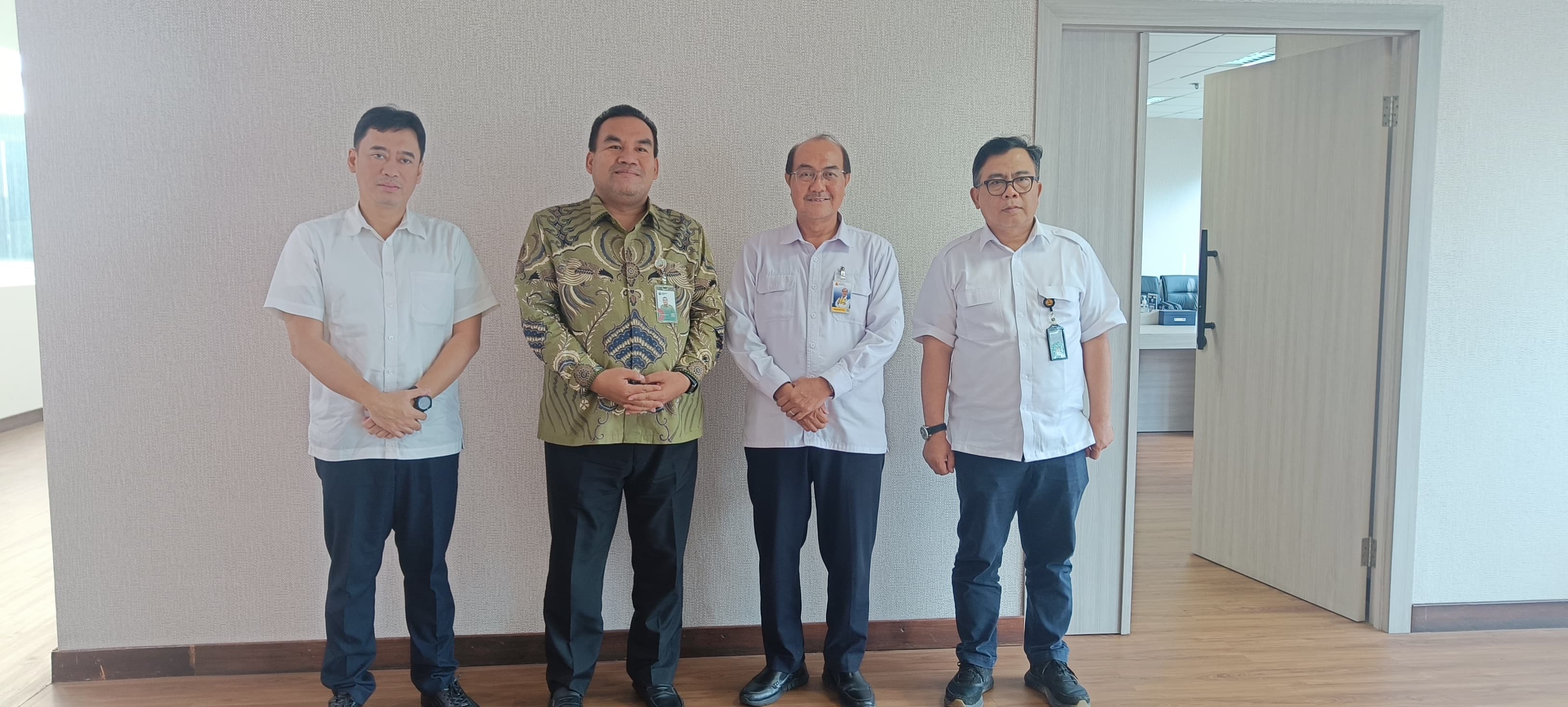 ANTUSIAS: Bupati Blora Arief Rohman saat berdialog dengan perwakilan dari Kementrian PU.
