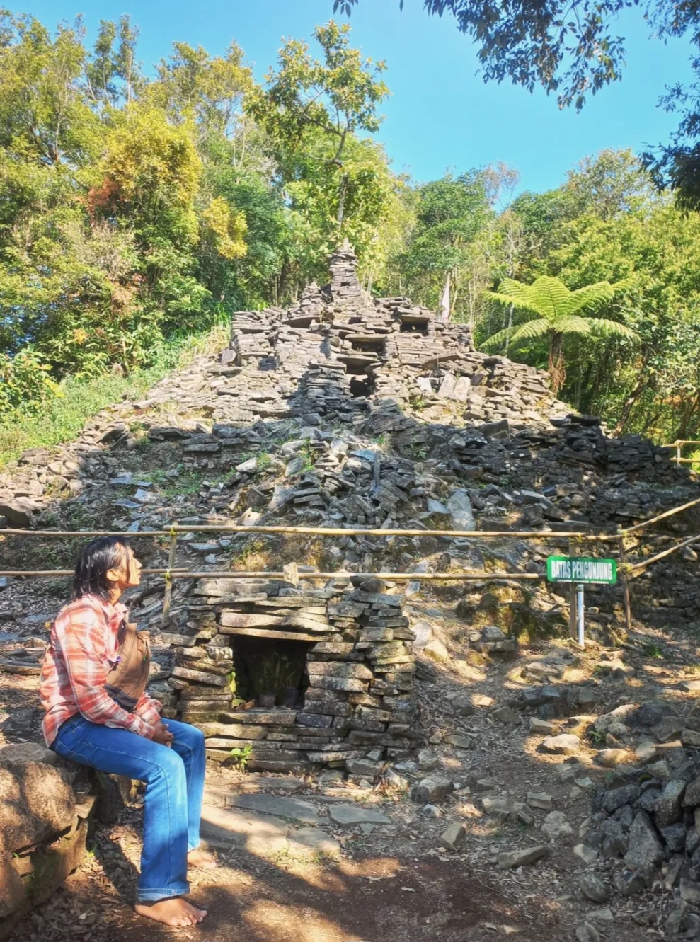 BERSEJARAH: Kondisi jalur Candi Bubrah yang berada di bawah Candi Angin.