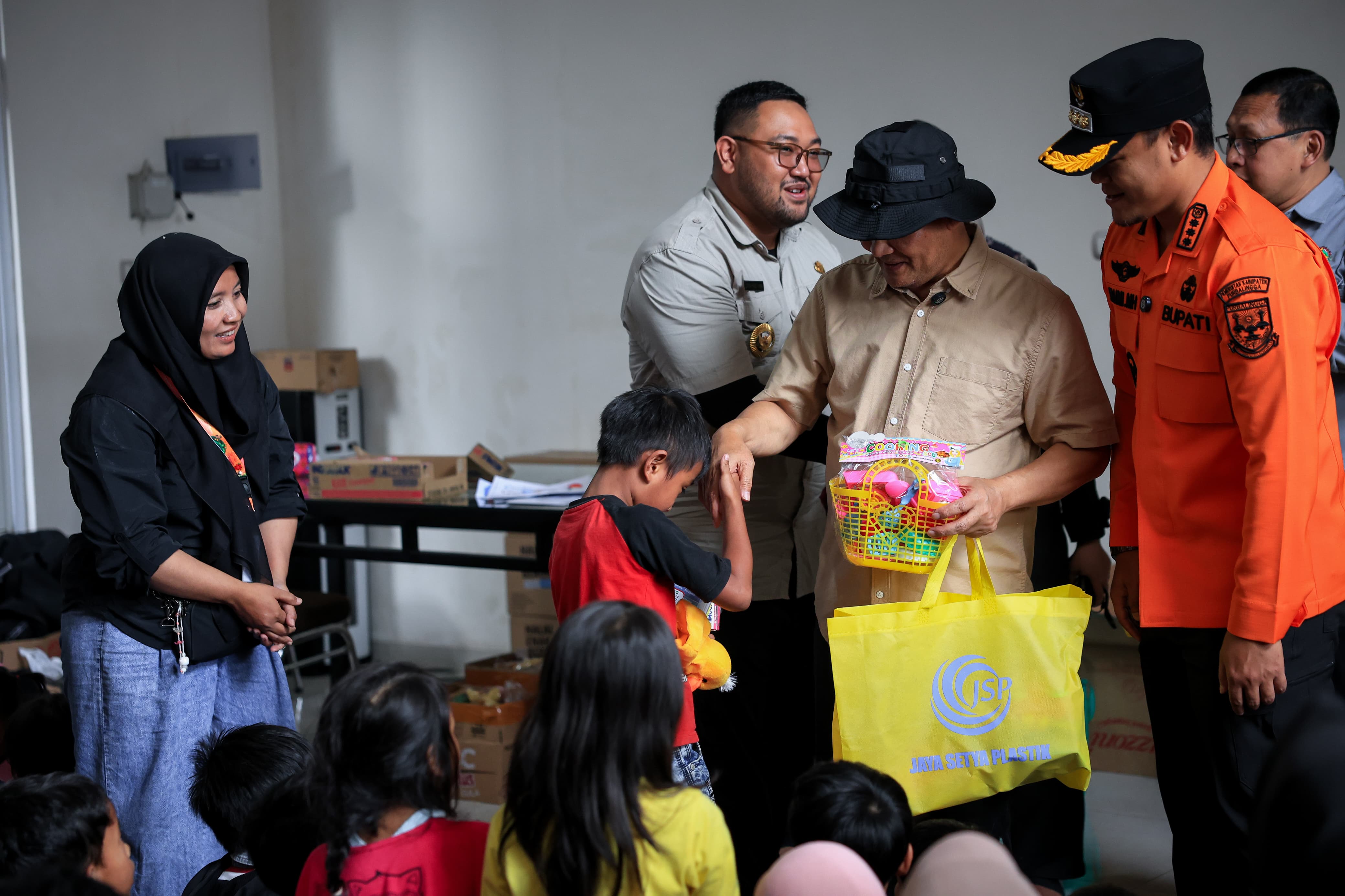 Ahmad Luthfi berdialog dengan pengungsi anak-anak di Desa Serang, menguatkan warga terdampak sekaligus memastikan kebutuhan dasar terpenuhi.