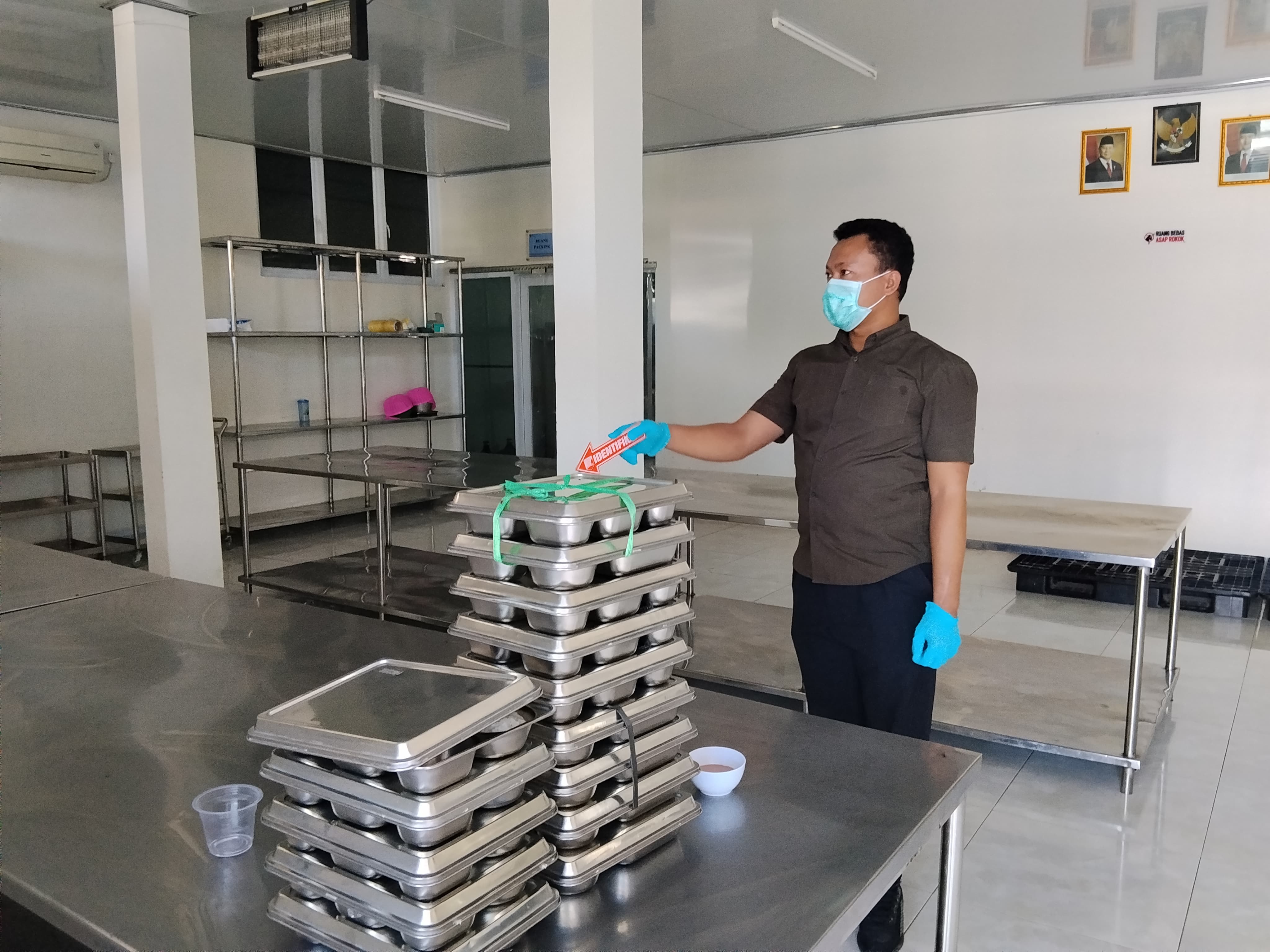 MEMERIKSA: Tim Dokkes Polres Grobogan saat mengecek SPPG Pulongrambe Kecamatan Tawangharjo.