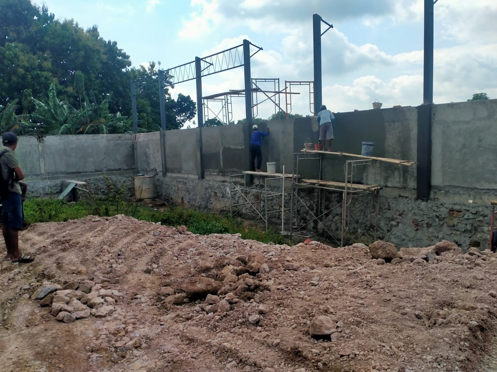 JALAN TERUS: Proyek pembangunan gedung Koperasi Merah Putih dalam program Kawasan Desa Kedaulatan Pangan dan Ekonomi (KDKMP) di Desa Bangunrejo, Kecamatan Pamotan.