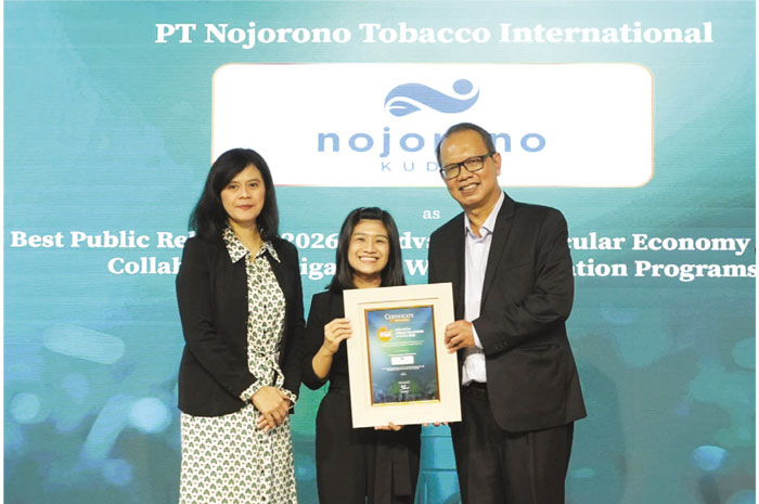 BANGGA: Corporate Communication Department Head PT Nojorono Tobacco International Eliza Susanto tampak sumringah saat menerima piagam penghargaan.