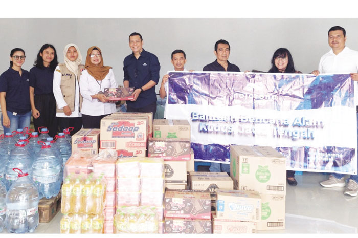 BERBAGI : Nojorono Kudus secara simbolis menyerahkan bantuan untuk korban banjir di berbagai wilayah terdampak di Kabupaten Kudus.