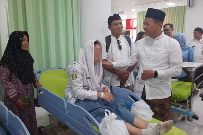 MEMASTIKAN BAIK: Bupati Kudus Sam&rsquo;ani Intakoris memberi suport kepada siswa SMA 2 Kudus saat menjalani perawatan dugaan keracunan di IGD RSUD dr. Loekmono Hadi Kudus kemarin.