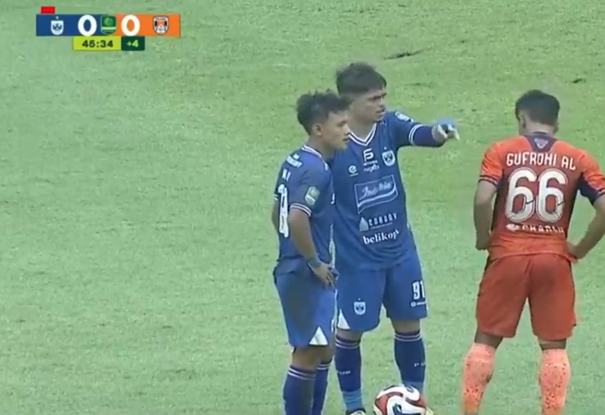 Gufroni mencetak gol ke gawang PSIS