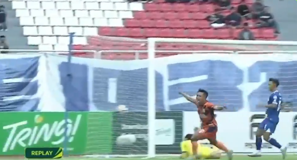 Guffron dari Kendal Tornado mencetak gol lewat sundulan ke gawang PSIS Semarang