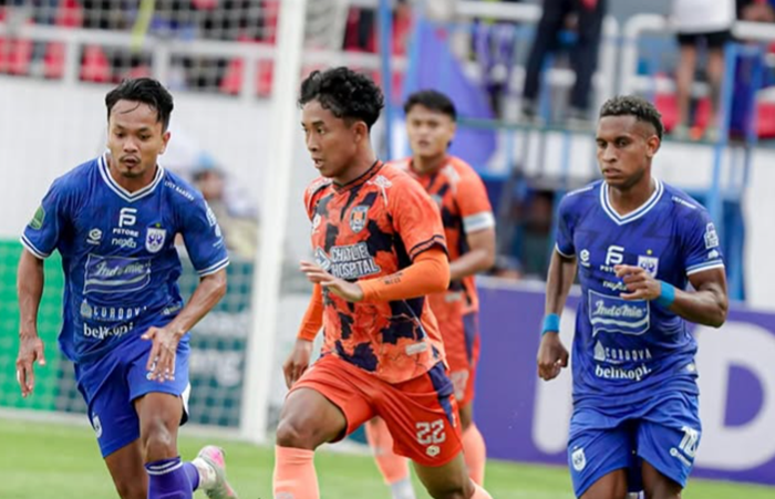 Pemain Kendal Tornado menggiring bola saat melawan PSIS Semarang