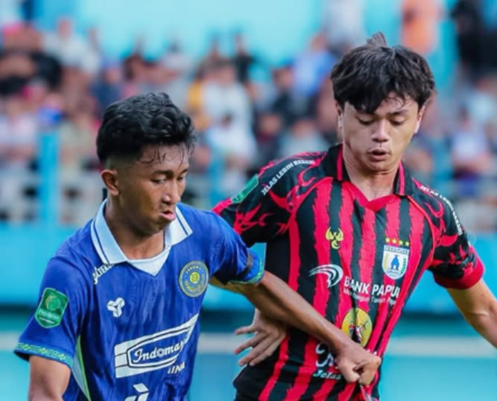 Pemain Persiku saat berduel dengan Pemain Persipura