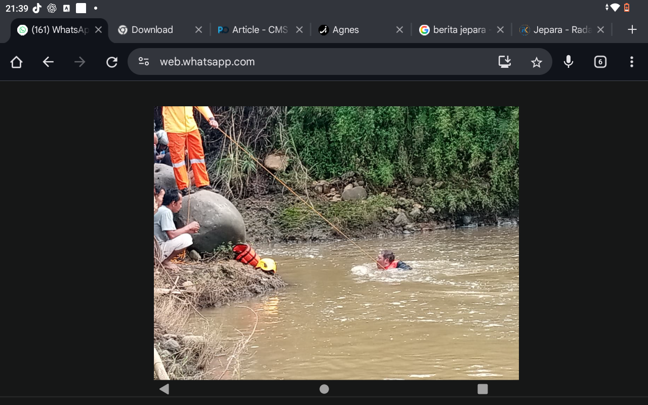 BERJIBAKU: Relawan gabungan mencari survivor yang hanyut di sungai sejak siang hingga malam ini.