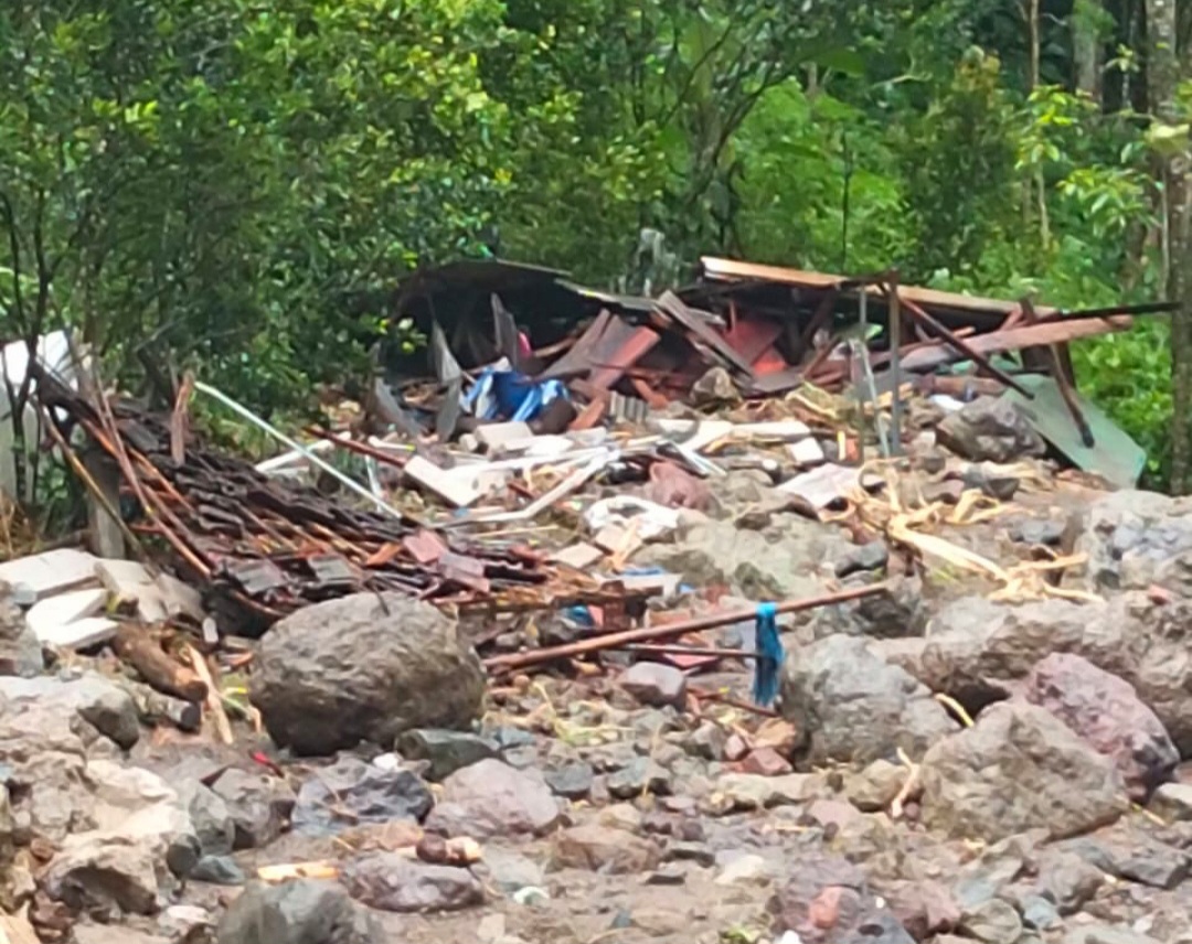 LENYAP: Tempat penyimpanan kopi milik Pairan tersapu longsor dan banjir pada Jumat (9/1) lalu.