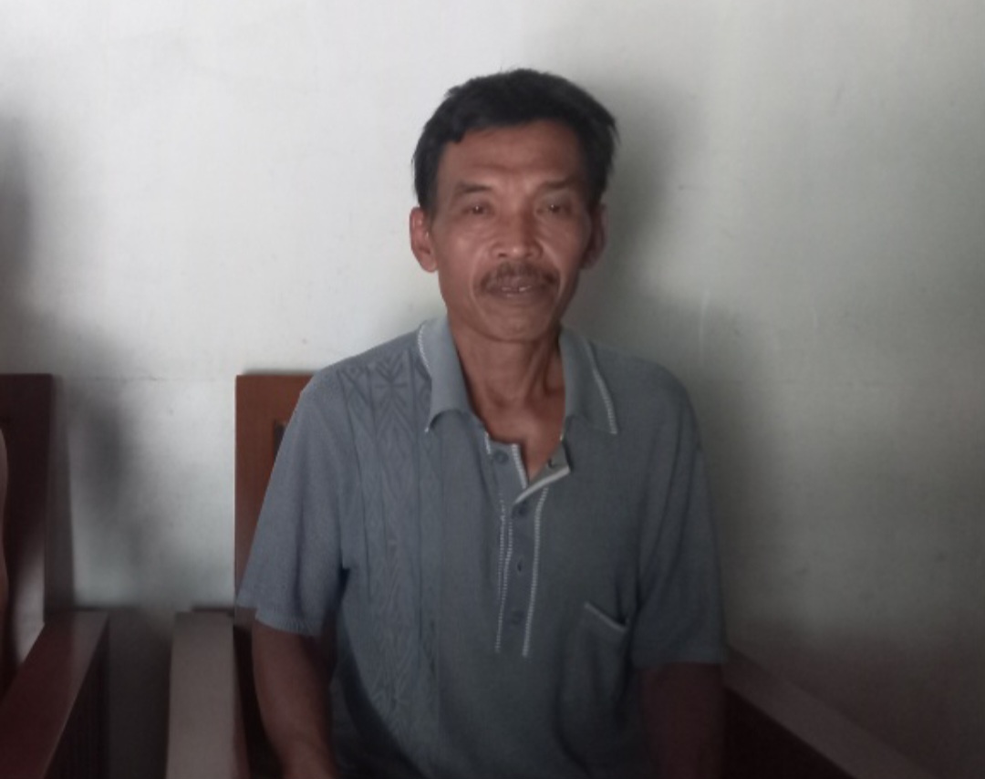 TEGUH: Warga Dukuh Kemiren, Desa Tempur, Pairan, saat ditemui di rumahnya pada Kamis (29/1).