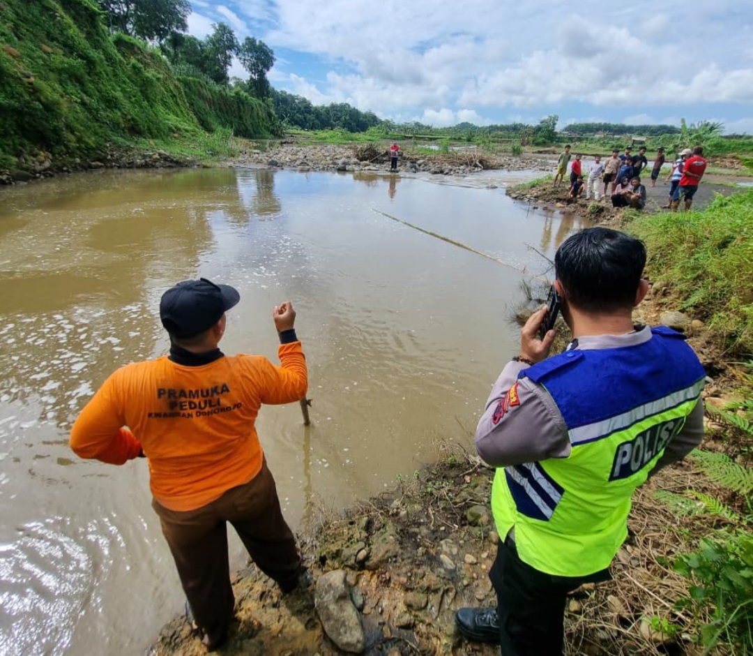 PENCARIAN: Tim gabungan tengah melakukan pencarian di sungai Desa Jlegong.