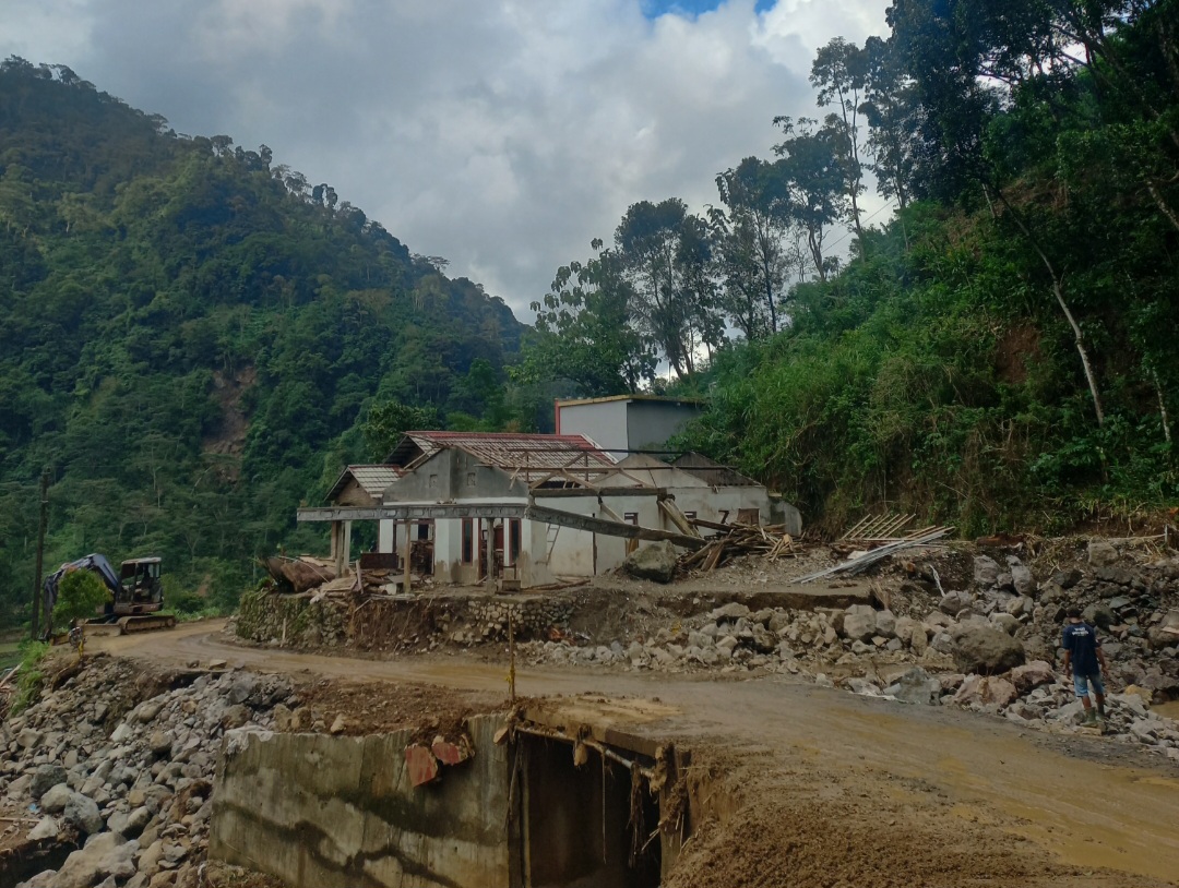PULIH: Rumah warga Desa Tempur yang terdampak longsor mulai disterilkan untuk direnovasi.