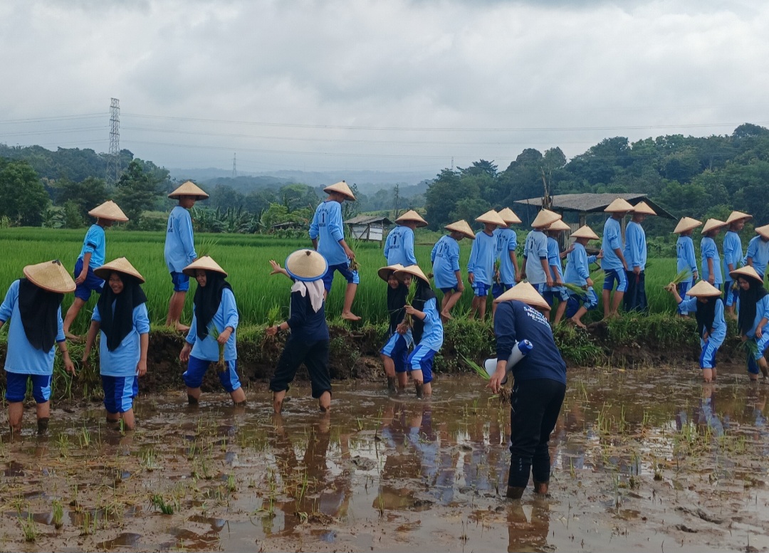 NYEMPLUNG: Pengunjung latihan tandur.