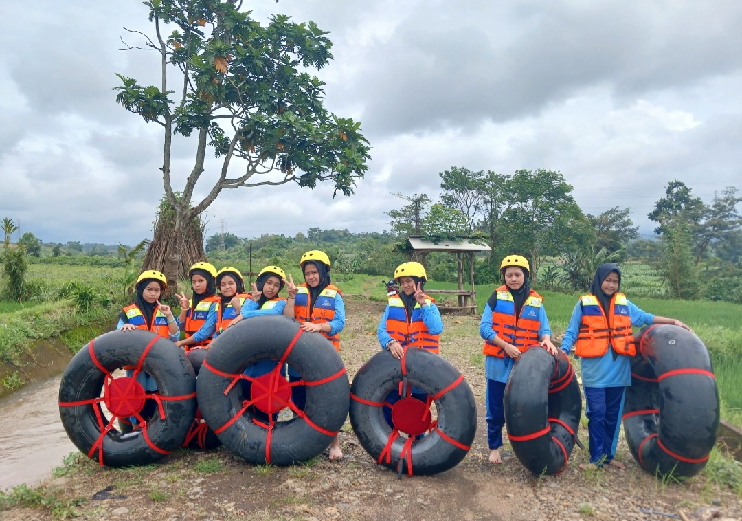 PACU ADRENALIN: Pengunjung menjajal river tubing