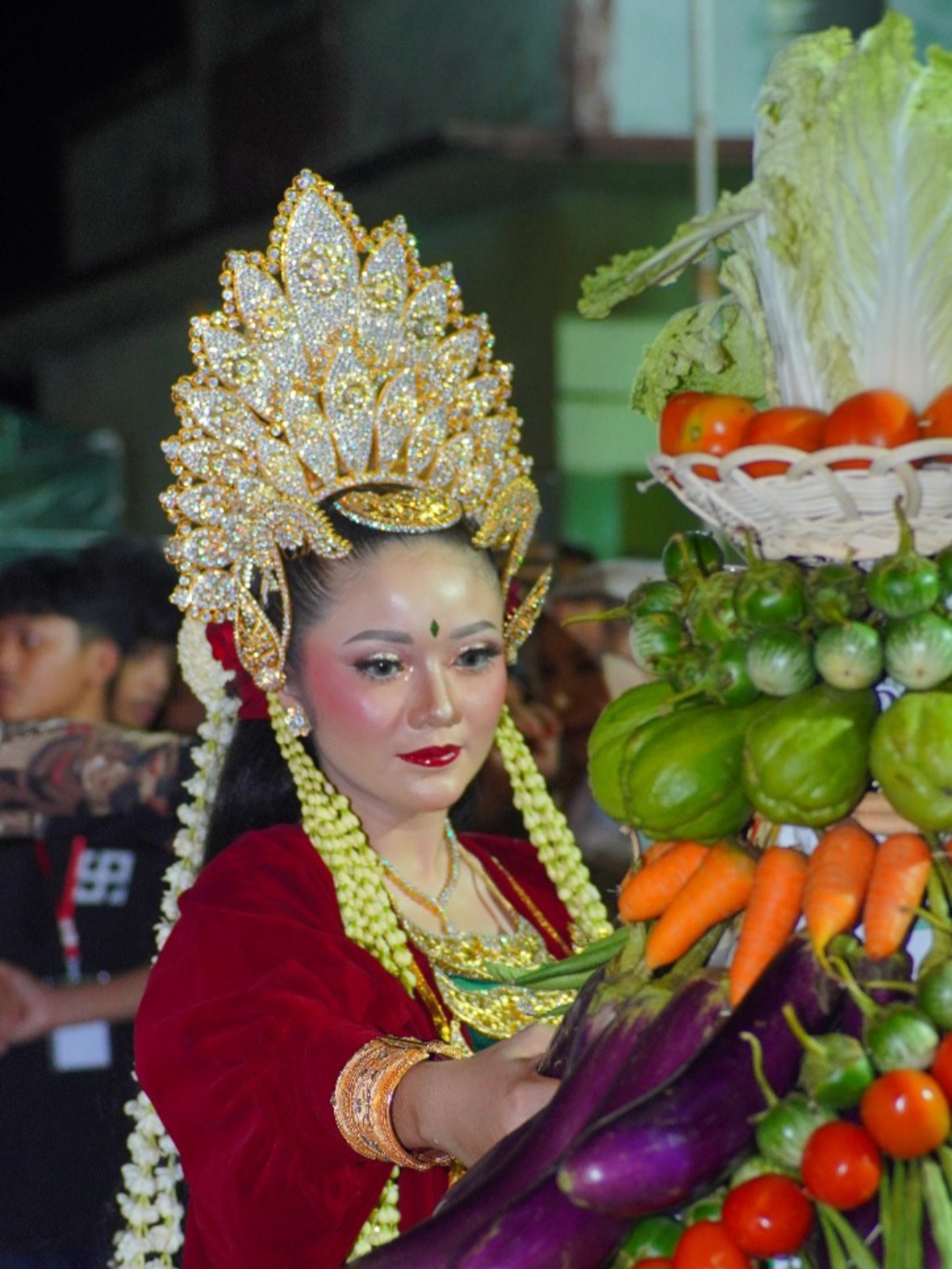 BERDAULAT: Lakon Ratu Kalinyamat tengah memetik gunungan hasil bumi.