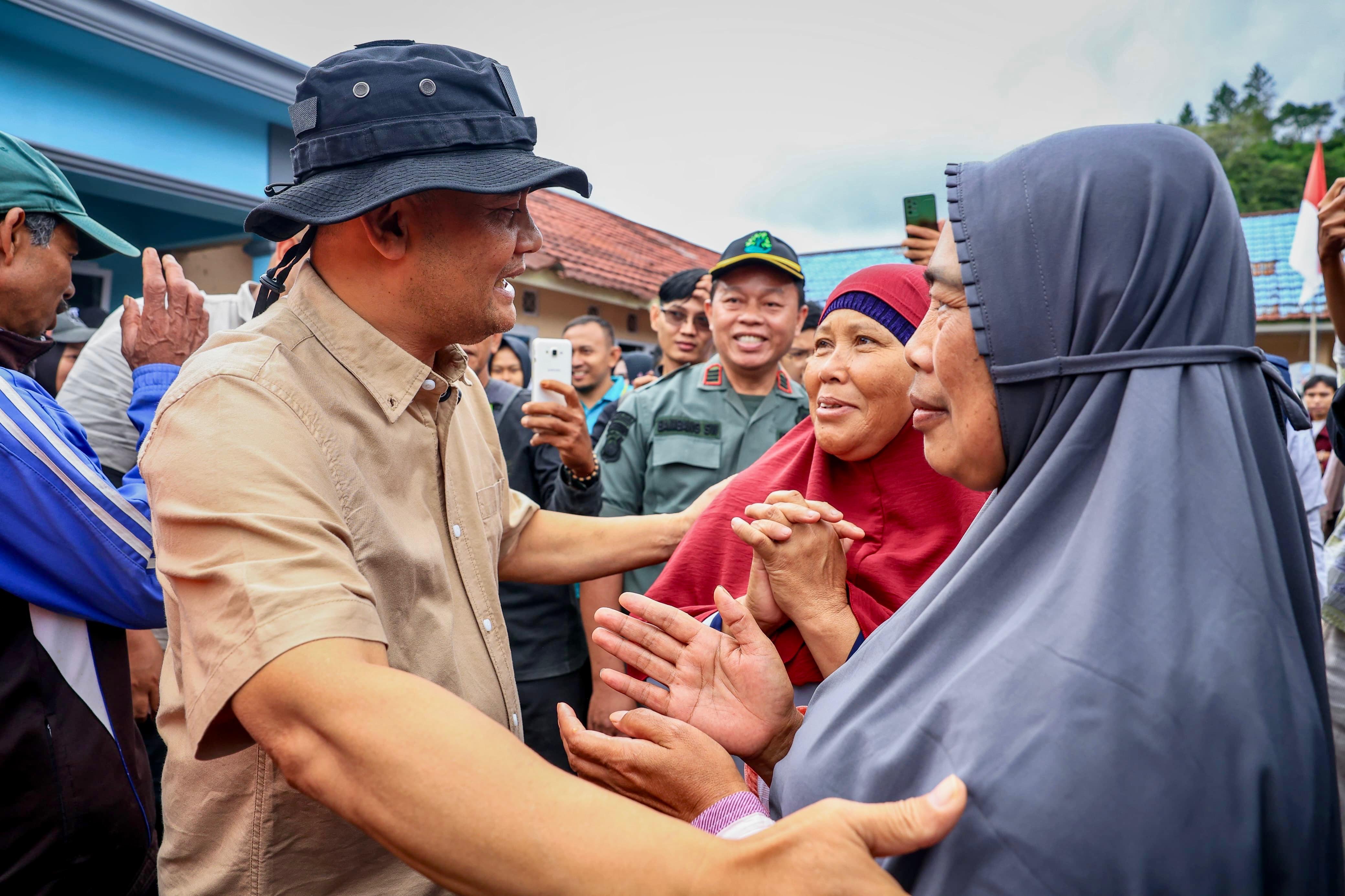 Ahmad Luthfi berdialog dengan pengungsi di posko bencana Purbalingga, menegaskan komitmen penyediaan huntara dan huntap bagi warga.