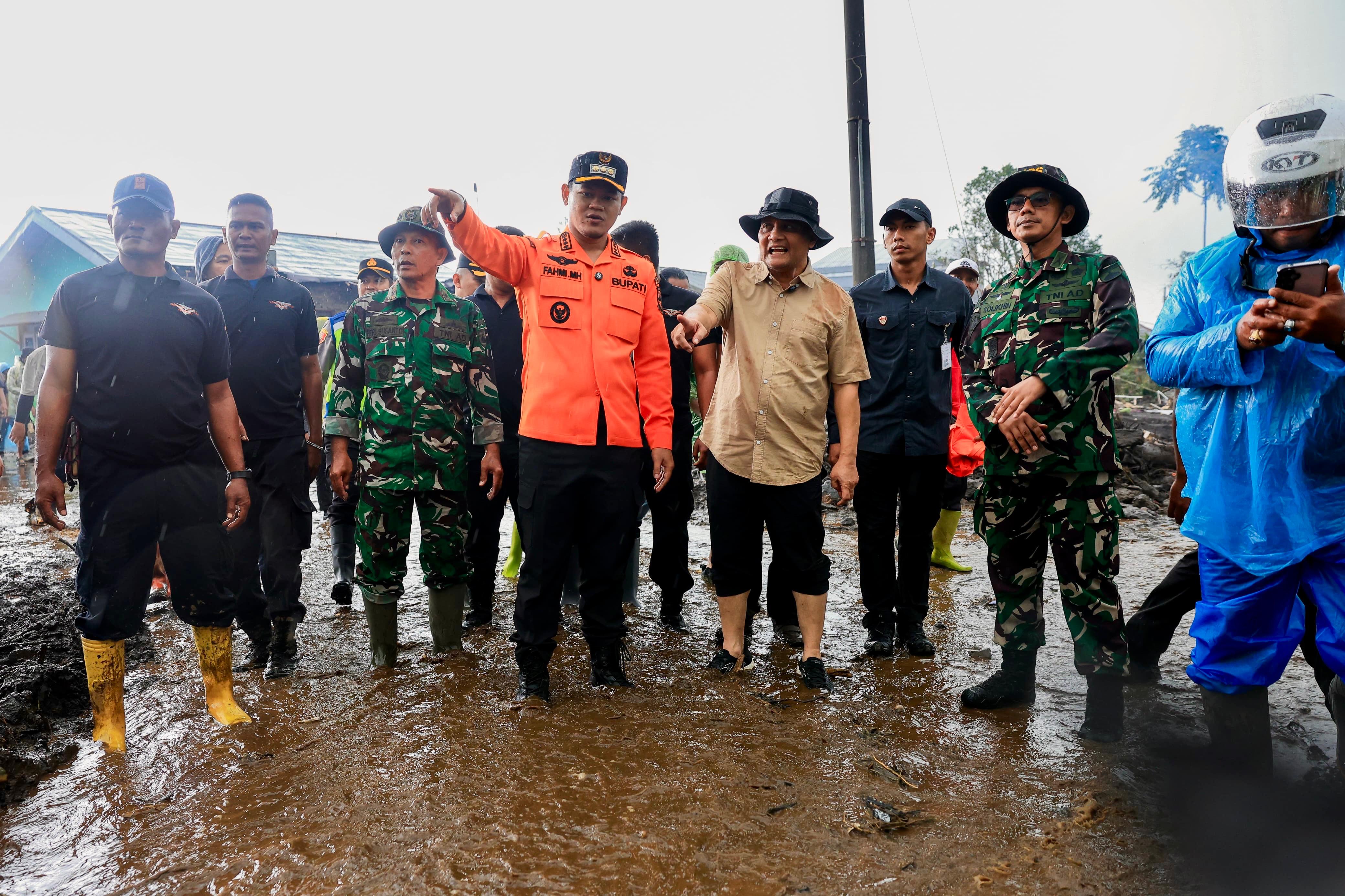 Gubernur Jawa Tengah Ahmad Luthfi meninjau lokasi banjir dan longsor di Desa Serang, Purbalingga, memastikan percepatan relokasi warga terdampak.