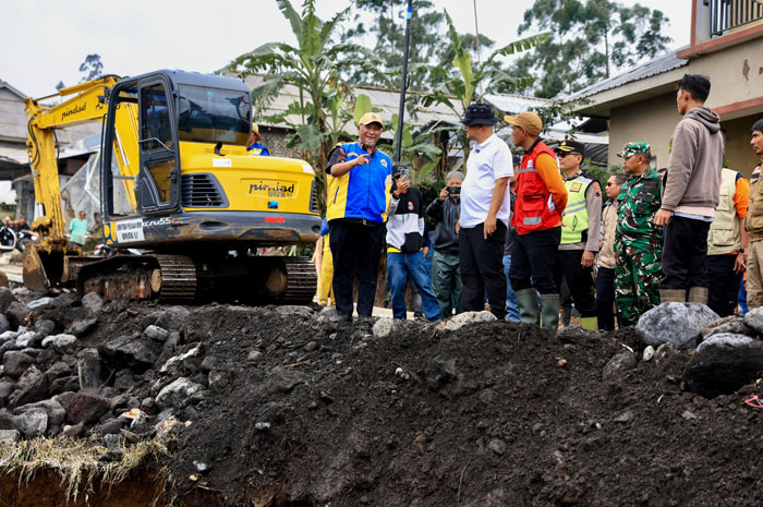 Gubernur Jawa Tengah Ahmad Luthfi&nbsp;meninjau langsung perkembangan penanganan bencana di Kecamatan Pulosari, Jumat (30/1/2026).