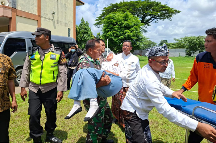 DARURAT: Salah satu siswa SMAN 2 Kudus yang diduga keracunan MBG digotong dan dirujuk ke rumah sakit terdekat untuk mendapat perawatan kemarin.